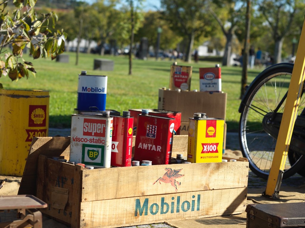 Старые канистры Mobiloil и Shell